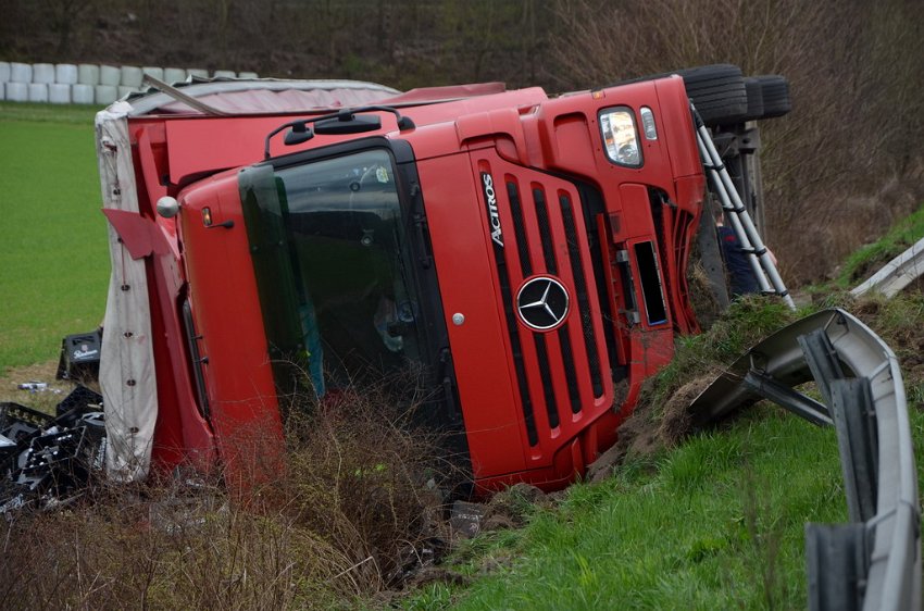 Bierlaster umgestuerzt A 3 Rich Frankfurt Hoehe AS Lohmar P014.JPG